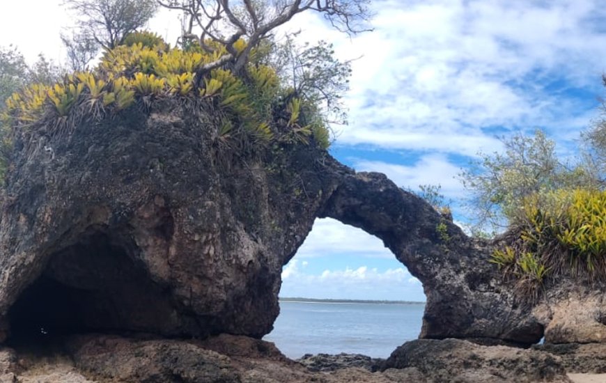 Guia de Maraú - Ilha da Pedra Furada